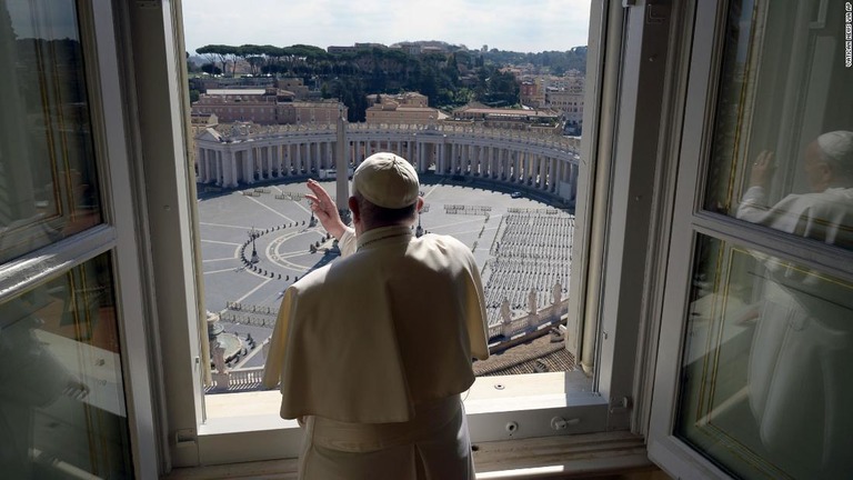 人影のないサンピエトロ広場に向けて祝福を行うローマ教皇＝１５日/Vatican News via AP