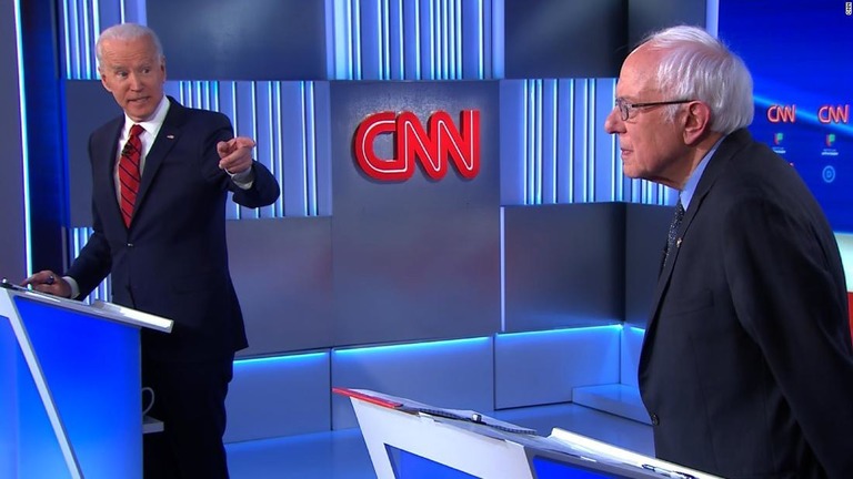 バイデン氏（左）とサンダース氏が初めて１対１のテレビ討論に臨んだ/CNN