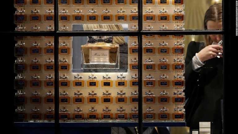 ディオールの店舗を訪れた客が香水を試す様子/Matthew Lloyd/Bloomberg/Getty Images