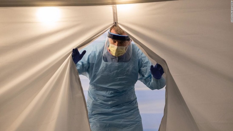 検査センターのテントから出る看護師。防護具を装着している＝１３日、シアトル/John Moore/Getty Images
