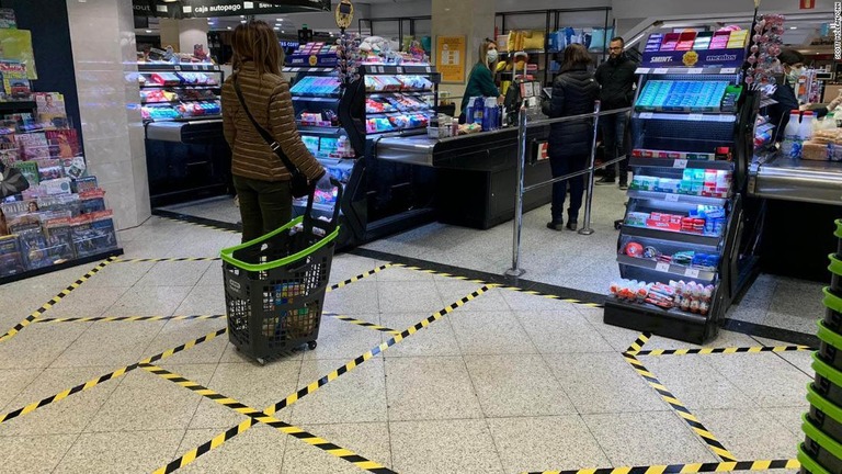 スーパーマーケットは床にテープで印をつけた/Scott McLean/CNN