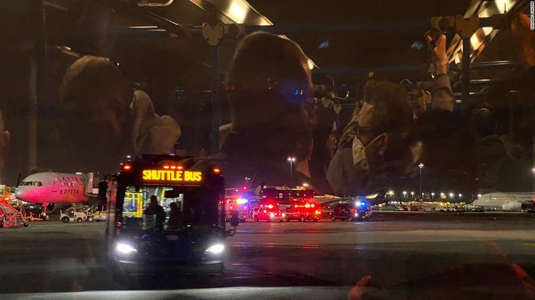 離陸直前のデルタ航空機内で乗客が新型コロナウイルスの感染者と接触していたと分かり、離陸が中断される出来事があった/Thomas Chung