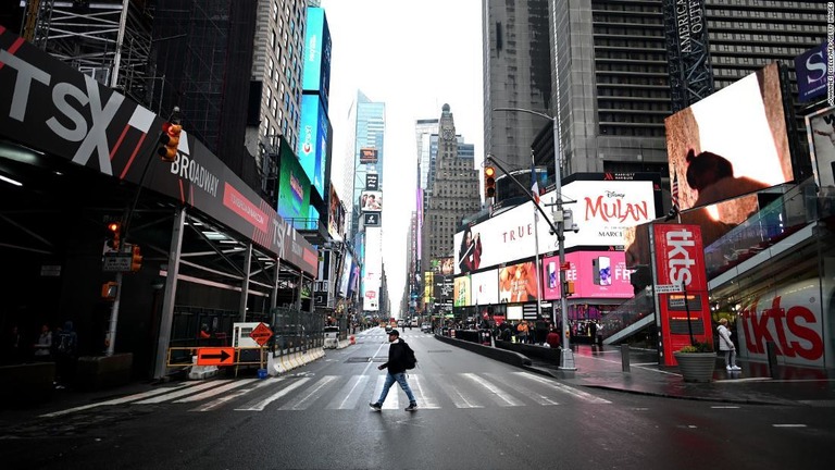 人影の絶えたタイムズスクエア。観光客がひとり道路を渡っている/Johannes Eisele/AFP/Getty Images