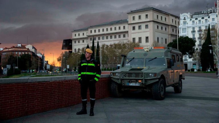 スペイン軍の要員がマドリード市内の駅の近くで警戒に当たる様子＝１５日/Pablo Blazquez Dominguez/Getty Images