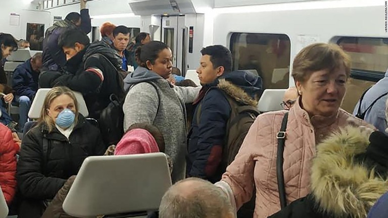郊外からマドリード市内へ向かう列車は混雑した/Librada Aguilera/CNN