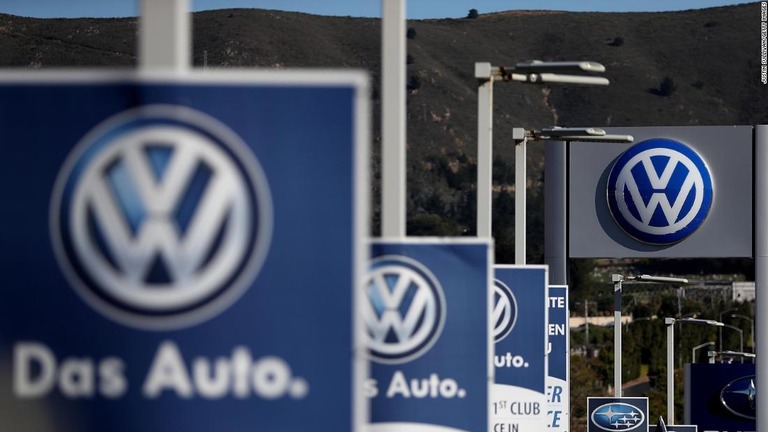 フォルクスワーゲン（ＶＷ）は欧州全域の自動車生産を停止すると発表した/Justin Sullivan/Getty Images