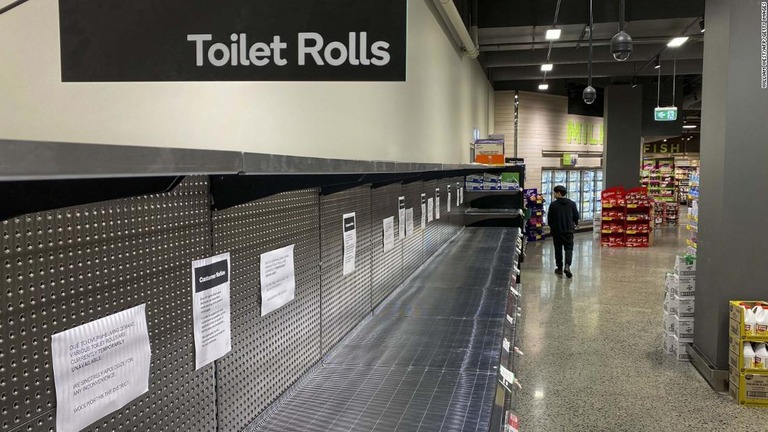トイレットペーパーが消えたスーパーの棚/WILLIAM WEST/AFP/Getty Images