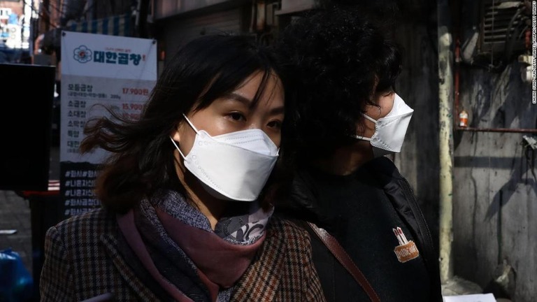 感染拡大に見舞われた韓国だが、ウイルスによる死亡率は低い水準にとどまっている/Chung Sung-Jun/Getty Images AsiaPac/Getty Images