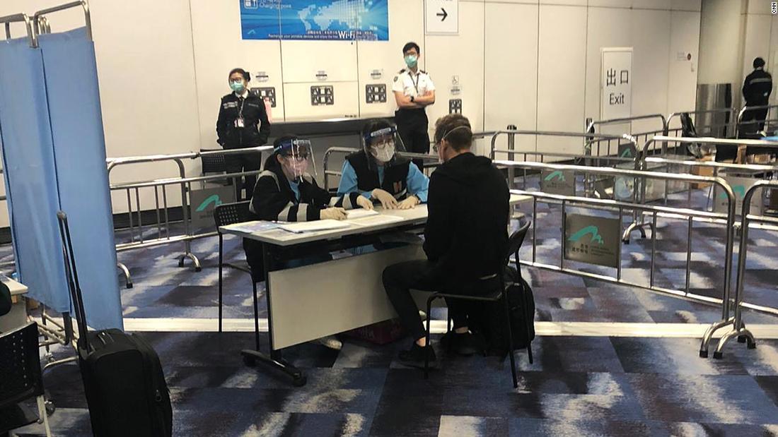 香港国際空港の検疫官と話をするウィル・リプリー記者＝１５日/CNN