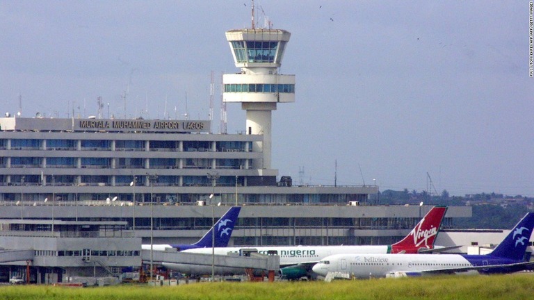 ナイジェリアは日本など１３カ国からの旅行者の入国を制限する＝ラゴスのムルタラ・モハンマド国際空港/PIUS UTOMI EKPEI/AFP/AFP/Getty Images