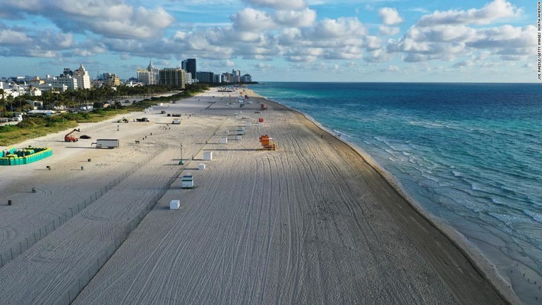 閉鎖されたマイアミのビーチ。米国内での新型コロナの感染者数が８５００人を超えた/Joe Raedle/Getty Images North America