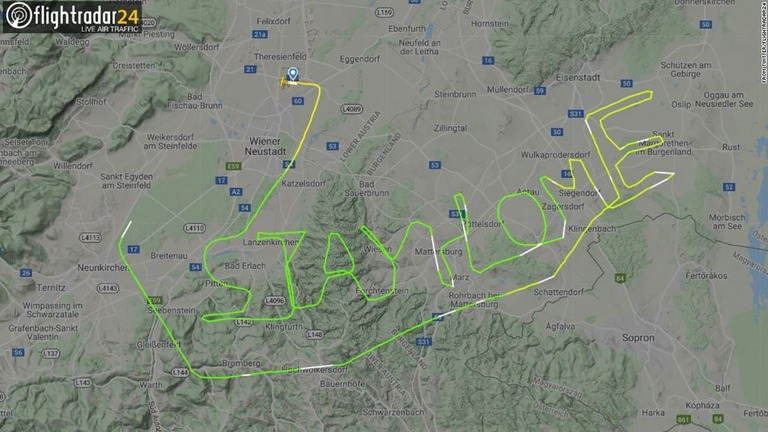 操縦士が航跡で描いた「ＳＴＡＹ　ＨＯＭＥ」/from Twitter/FlightRadar24