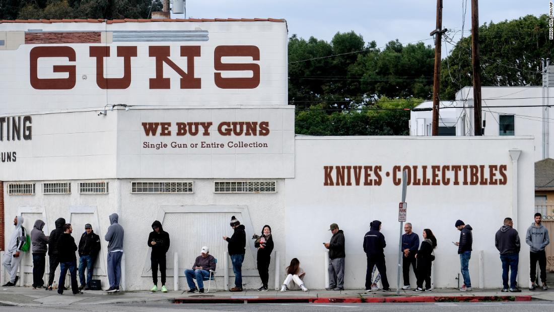 カリフォルニア州カルバーシティーの銃販売店前に並ぶ人々/Ringo H.W. Chiu/AP