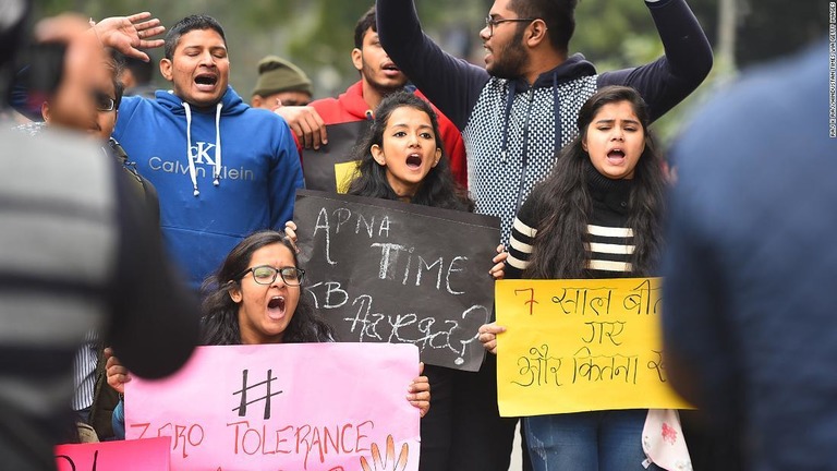 事件発生から７年目の２０１９年１２月に、レイプ被害者のための正義の実現がないことに学生などが抗議の声をあげた/Raj K Raj/Hindustan Times via Getty Images