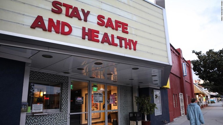「安全と健康」を呼び掛ける看板。ニュージャージーなど５州で外出禁止の措置が取られている/Mario Tama/Getty Images