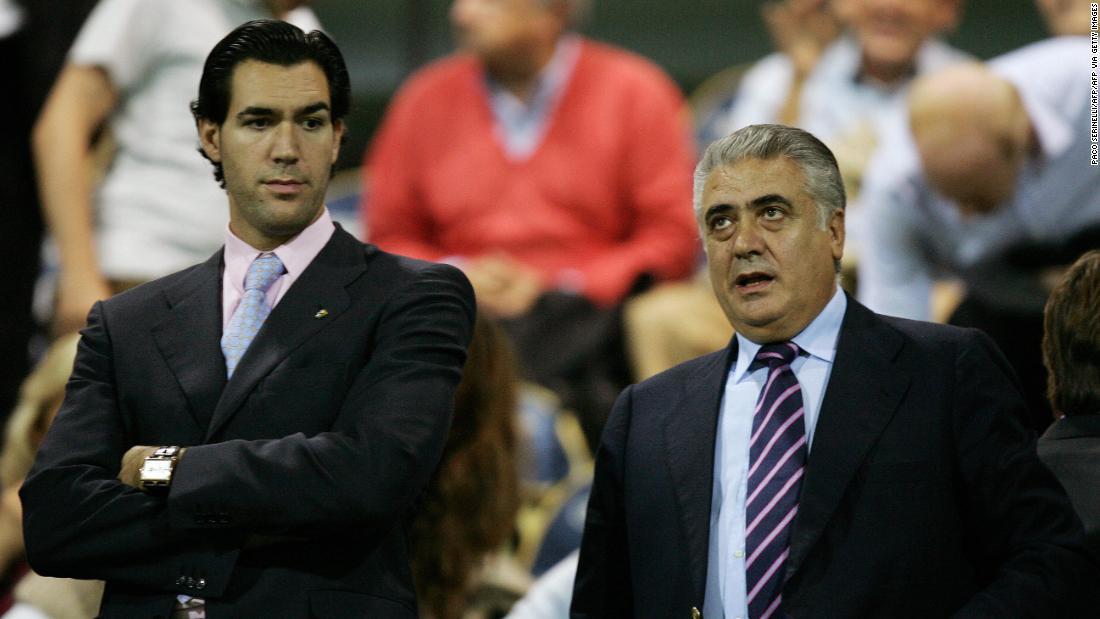 サンス氏(左)と息子のロレンソ・ジュニア氏=2005年/PACO SERINELLI/AFP/AFP via Getty Images