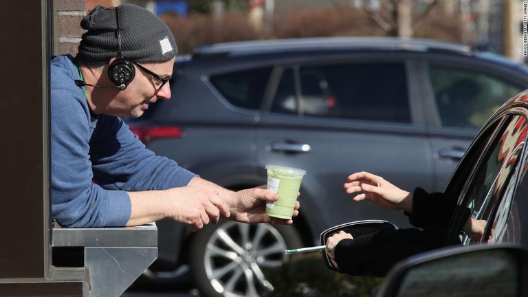 スターバックスの顧客がドライブスルーを利用する様子/Bruce Bennett/Getty Images