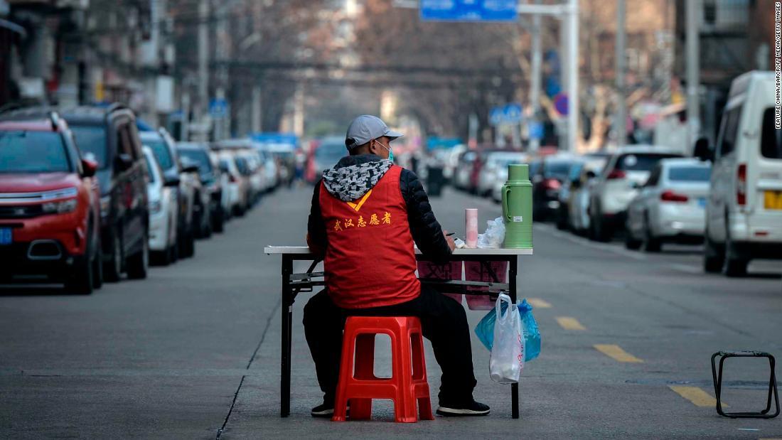 路上で監視に当たるボランティア=12日/Feature China/Barcroft Media/Getty Images