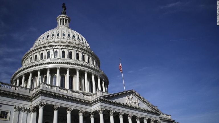 米上院で２兆ドルの景気対策をめぐり審議が続いている/Win McNamee/Getty Images