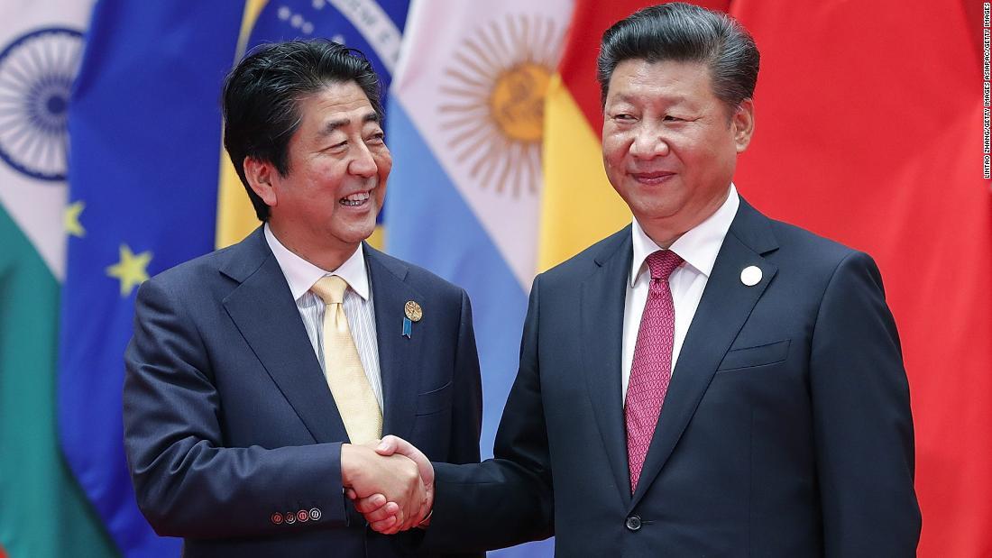日本の安倍晋三首相（左）と中国の習近平（シー・チンピン）国家主席。日本政府は「アベ・シンゾウ」のように表記することを求めている/Lintao Zhang/Getty Images AsiaPac/Getty Images