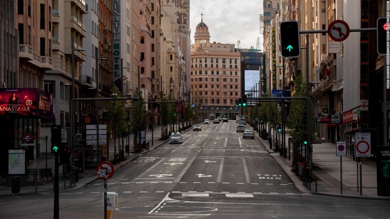 人影のないマドリードのグランビア通り＝１５日、スペイン/Pablo Blazquez Dominguez/Getty Images