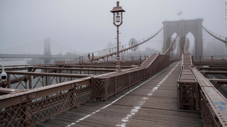 閑散としたブルックリン橋＝２０日、ニューヨーク市/Victor J. Blue/Getty Images