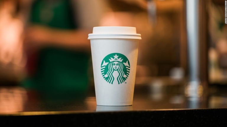 米スターバックスが医療従事者らにコーヒーを無償で提供する/Joshua Trujillo/Starbucks