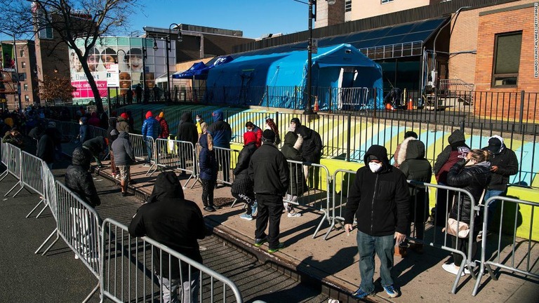 検査を受けるために病院の外で列をなす人々＝２４日、ニューヨーク市/Eduardo Munoz Alvarez/Getty Images 