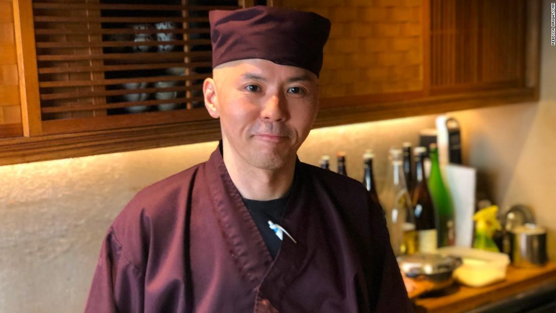 店主の杉浦秀樹さんは新型コロナの影響を受け、店の売上が半減したと語った/Rebecca Wright/CNN