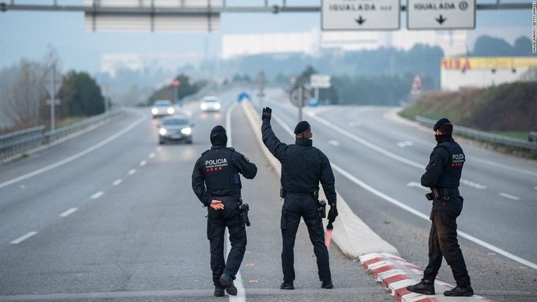 スペインでは国内全土が封鎖され、検問所に警官が配備された/David Ramos/Getty Images
