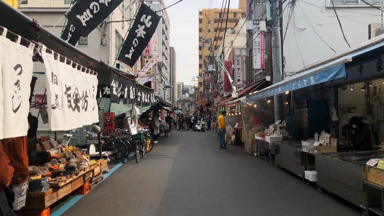 東京都内のすし店や魚市場も新型コロナの影響を受け苦境に陥っている/Rebecca Wright/CNN