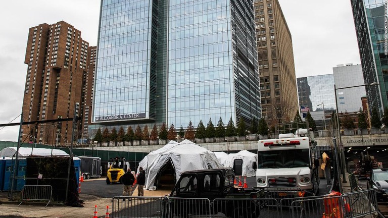 ベルビュー病院の前にトラックや白いテントが設置された＝２５日、ニューヨーク市/Eduardo Munoz Alvarez/Getty Images