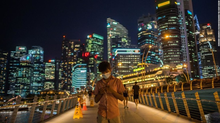 シンガポールで他人との接触を抑制するよう定める新法が発効した/Maverick Asio/SOPA Images/LightRocket via Getty Images