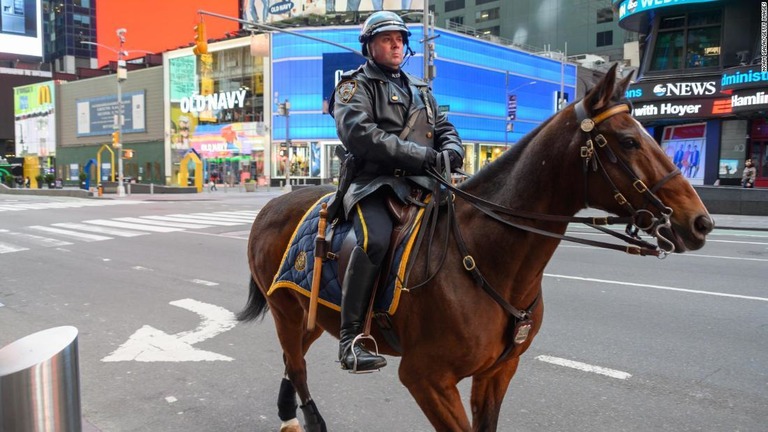 馬に乗ってタイムズスクエアをパトロールするニューヨーク市警の警官/Noam Galai/Getty Images