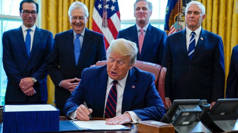 新型コロナの感染拡大を受け、トランプ米大統領が過去最大の景気刺激法案に署名した/Evan Vucci/AP