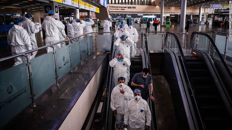 マスクなどを着用した医療スタッフ＝１８日、モスクワ・シェレメーチエボ空港/Dimitar Dilkoff/AFP/Getty Images