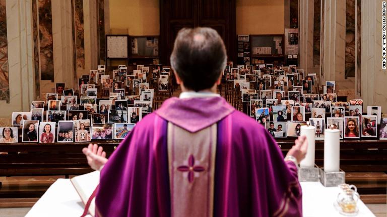 参加者を写真にしたイタリアの教会。多くの宗教行事がオンラインで行われている/Piero Cruciatti/AFP/Getty Images