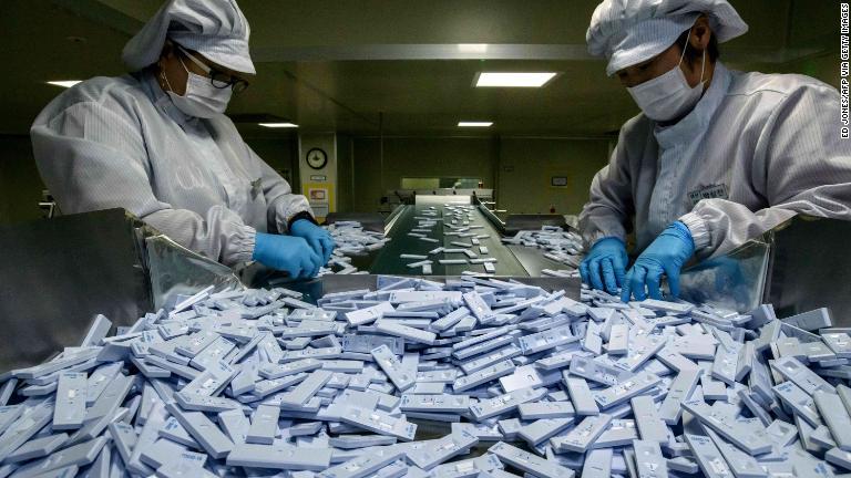 新型コロナウイルスの診断に使われた検査キットを調べる作業員＝２７日、韓国/Ed Jones/AFP via Getty Images