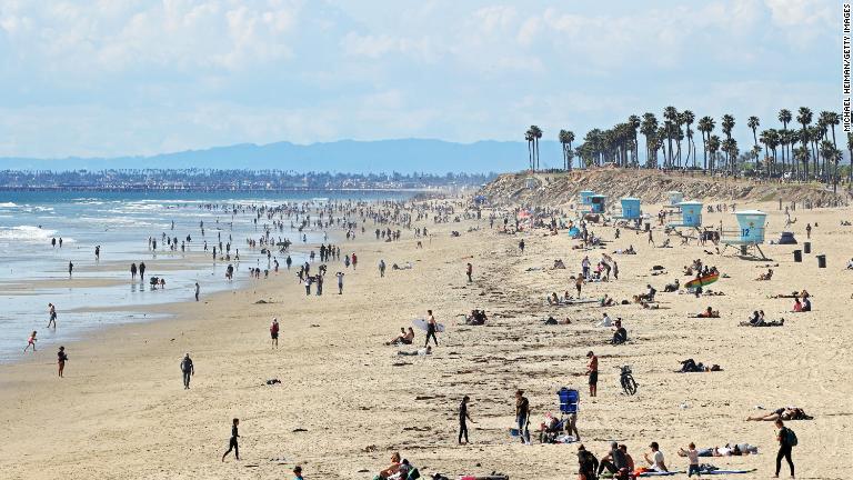 外出禁止の指示が出たにもかかわらずにぎわう海岸＝２１日、カリフォルニア州/Michael Heiman/Getty Images