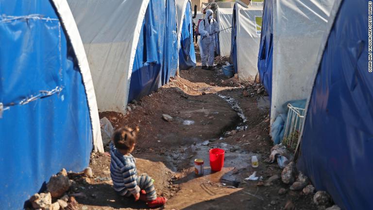 難民キャンプでも消毒作業が行われた＝２１日、シリア/Omar Haj Kadour/AFP/Getty Images