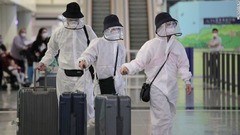 香港国際空港に到着した乗客＝２３日