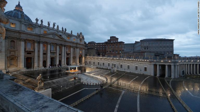 フランシスコ教皇は無人のサンピエトロ広場で祈りをささげた＝２７日/Yara Nardi/AFP via Getty Images