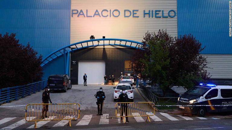スペイン・マドリードではアイスリンクに遺体を一時収容することになった/Carlos Alvarez/Getty Images
