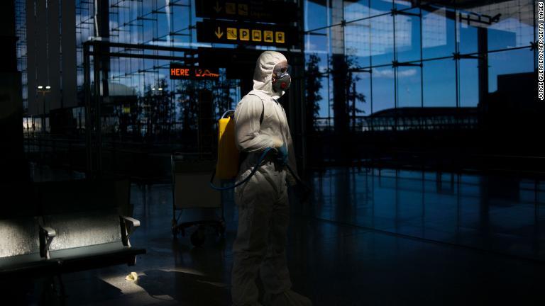 消毒作業が行われているスペイン・マラガの空港/Jorge Guerrero/AFP/Getty Images