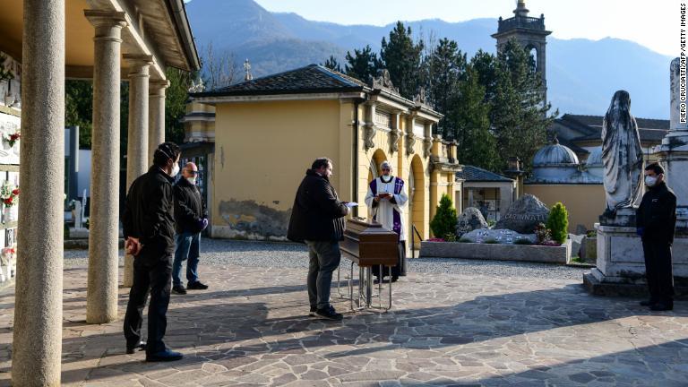家族が参加せずに行われた葬儀＝イタリア・ベルガモ/Piero Cruciatti/AFP/Getty Images