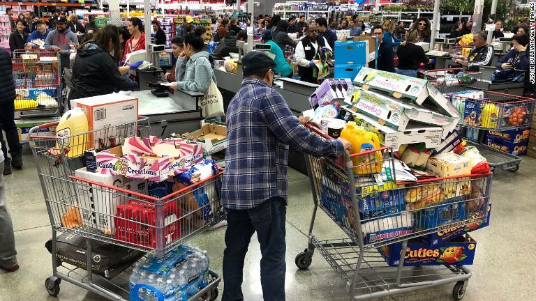 買いだめをする買い物客＝１３日、カリフォルニア州/Justin Sullivan/Getty Images