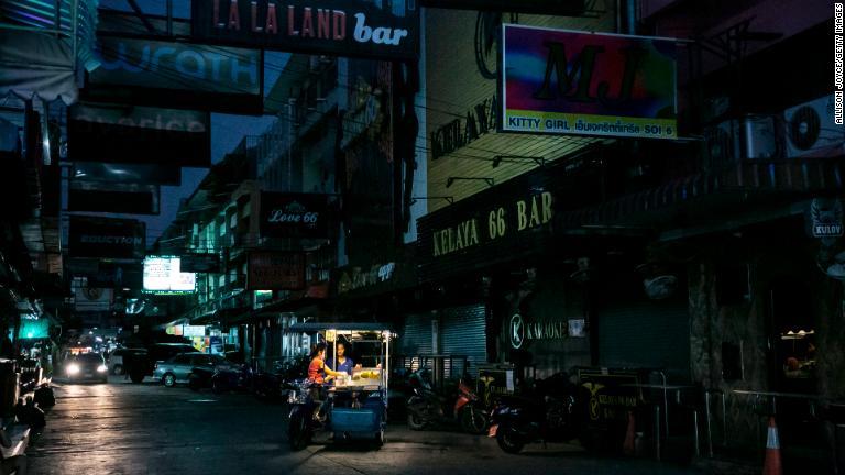 いつもはにぎわった街角も閑散としている＝２３日、タイ・パタヤ/Allison Joyce/Getty Images