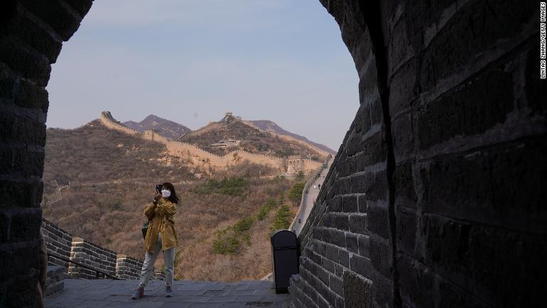 マスクをつけて万里の長城を訪れた観光客＝２４日/Lintao Zhang/Getty Images
