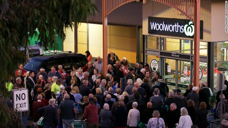 スーパーの開店を待つ人々。一部のスーパーでは先に高齢者を受け入れるなどの対応を行っている＝１７日、オーストラリア/Jack Thomas/Getty Images