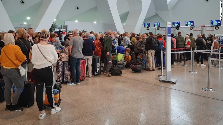 登場を待つ乗客＝１５日、モロッコ/AFP/Getty Images